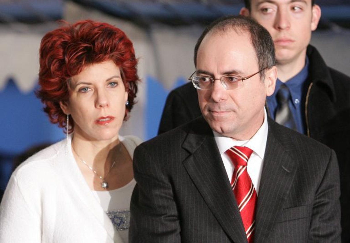L’actuel ministre israélien de l’Intérieur Silvan Shalom et son épouse, en 2005 lors d’une cérémonie à Paris. © Jack Guez/AFP