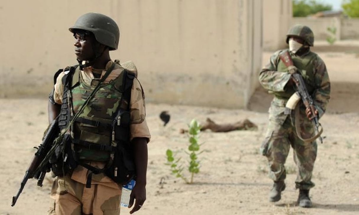 Des soldats nigérians patrouillent dans l’État de Borno, près d’un ancien camp de Boko Haram, en juin 2013. © Quentin Leboucher/AFP