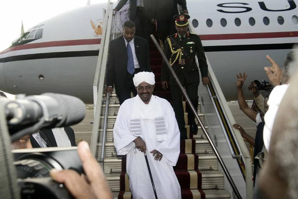 Le président soudanais Omar el-Béchir de retour à Karthoum le 15 juin 2015, après le sommet africain de Johannesbourg. © Ebrahim Hamid/AFP