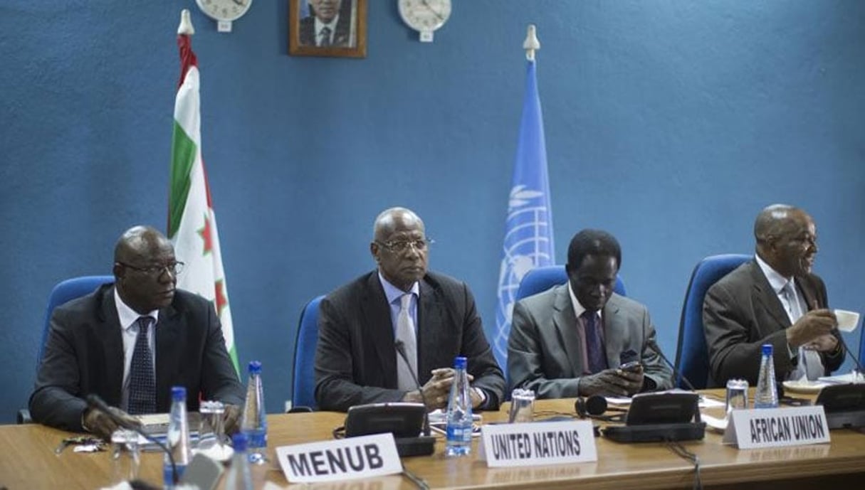 Le médiateur des Nations unies, Abdoulaye Bathily (2ème à gauche), lors d’une réunion pour la Mission d’observation électorale au Burundi, le 23 juin 2015 à Bujumbura. © Marco Longari/AFP