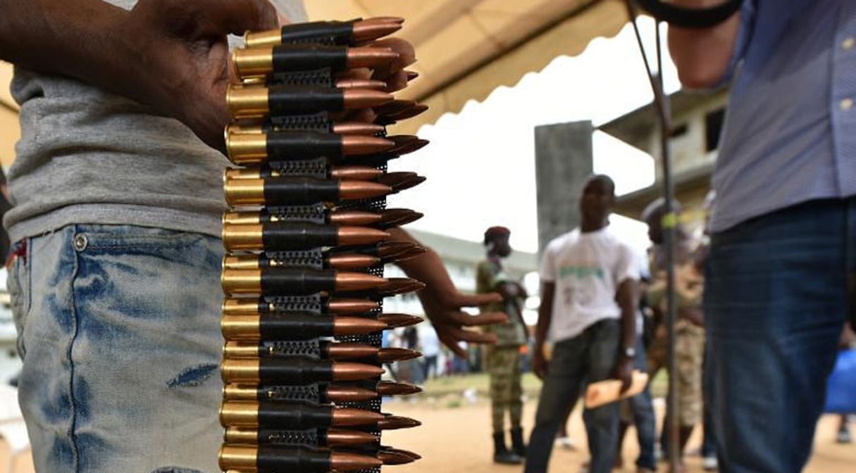 Un combattant rend ses munitions lors d’une campagne du gouvernement pour le désarmement à Abidjan, le 22 avril 2015. © Sia Kambou/AFP