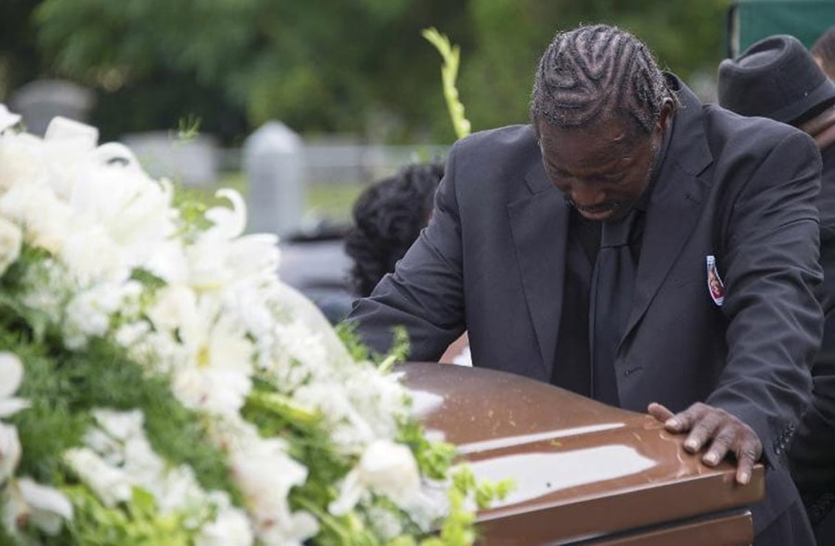 Le fils d’Ethel Lance, en prière devant le cercueil de sa mère, le 25 juin 2015, à Charleston. © Jim Watson/AFP