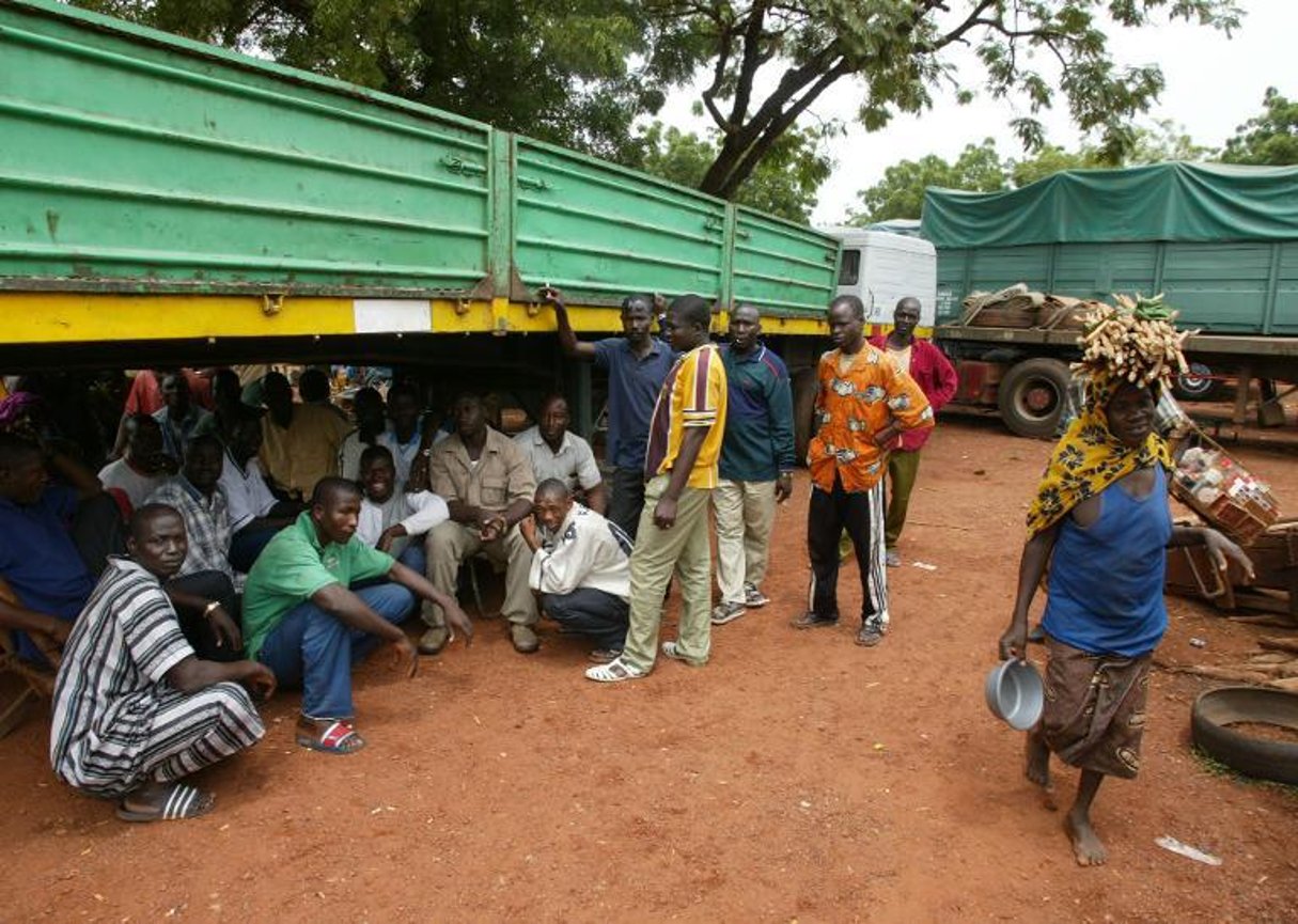 Des chauffeurs routiers ivoiriens attendent de pouvoir traverser la frontière entre le Mali et la Côte d’Ivoire. © AFP