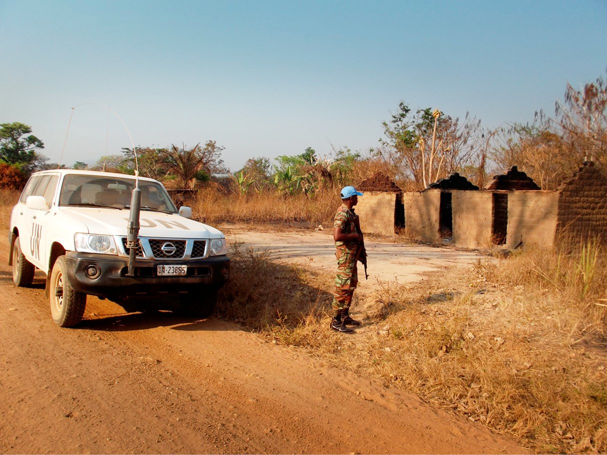 Un Casque bleu de la Monusco surveillant les abords d’un village du territoire de Manono, en octobre 2014. © MONUSCO