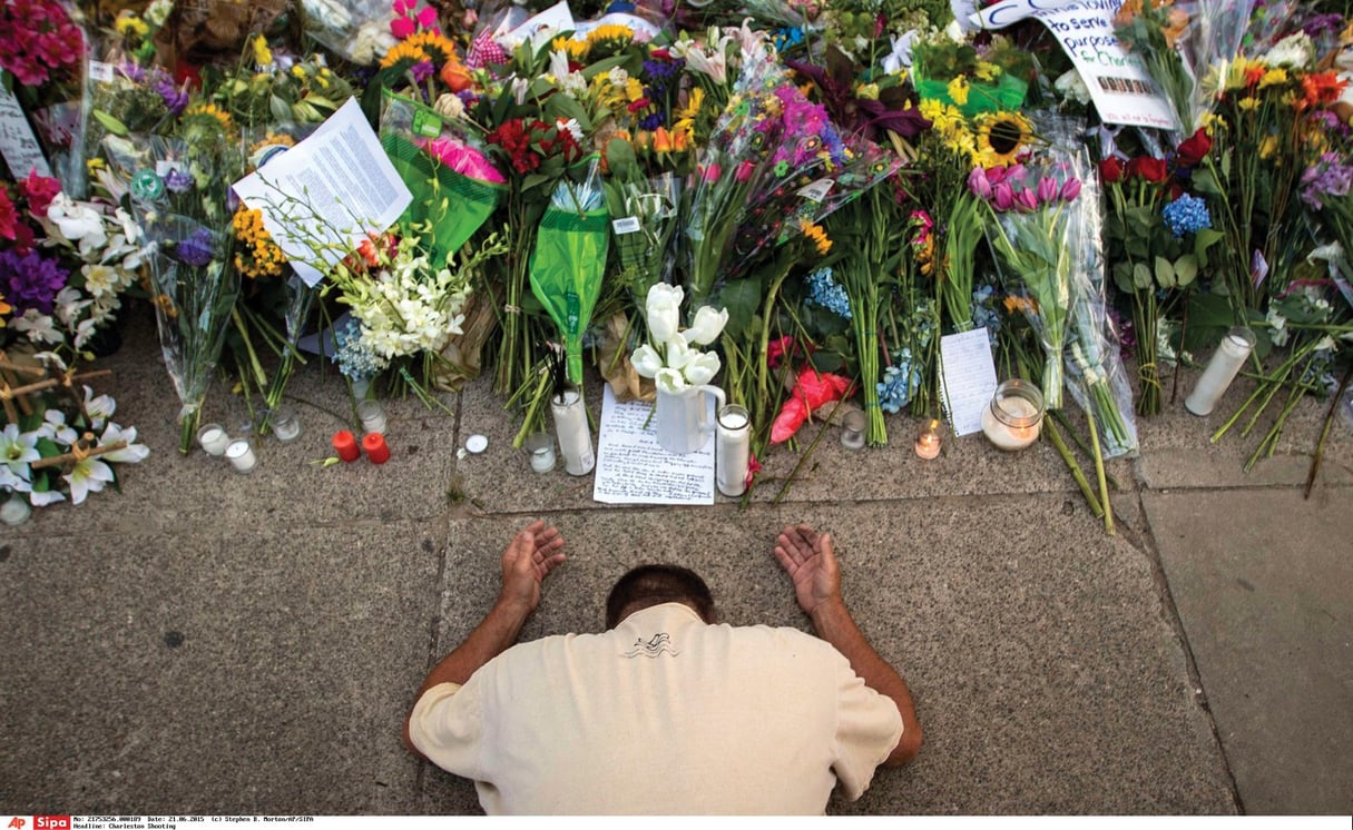 Paroissien en prière après le massacre raciste perpétré le 16 juin dans une église de Charleston, en Caroline du Nord. © STEPHEN B. MORTON/AP/SIPA