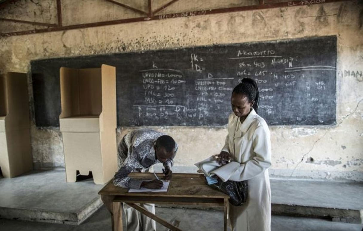 Une membre de la commission électorale (Ceni) enregistre un électeur à Bujumbura, le 28 juin 2015. © AFP/Marco Longari