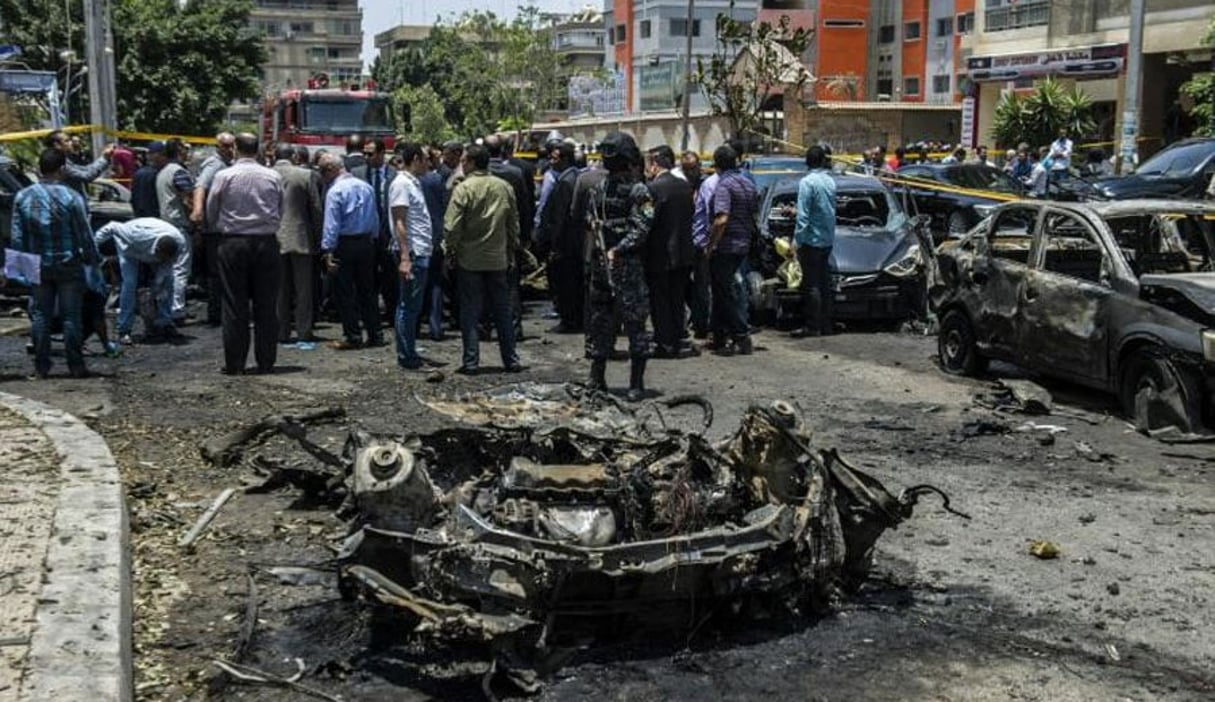 Les forces de sécurité égyptiennes sur le site de l’attentat qui a coûté la vie au procureur général, Hicham Barakat, le 29 juin 2015. © Khaled Desouki/AFP
