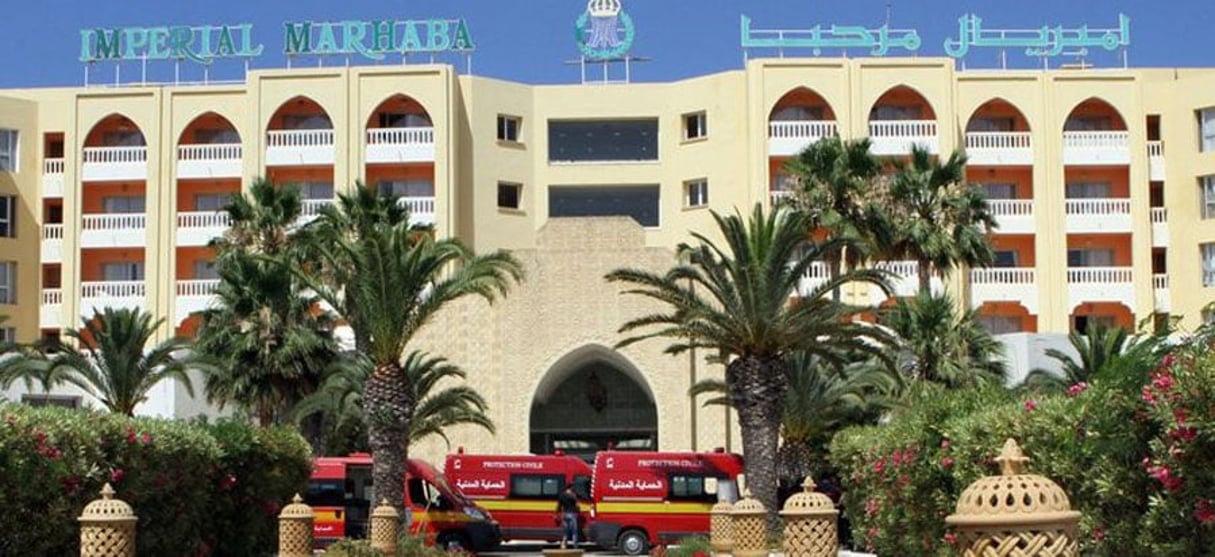 Devant l’hôtel Impérial Marhaba, près de Sousse, où un homme a ouvert le feu et tué au moins 38 personnes vendredi 26 juin. © BechirTaieb/AFP