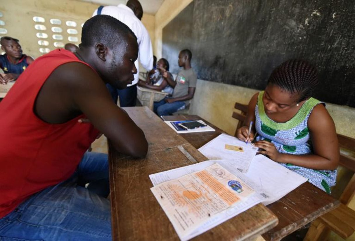 Un homme s’enregistre sur la liste électorale, le 26 juin 2015 à Abidjan. © Sia Kambou/AFP