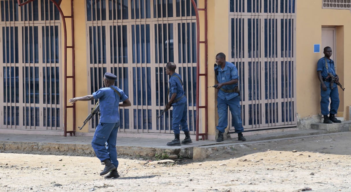 Des policiers burundais dans les rues de Bujumbura, le 4 juin 2015. © Berthier Mugiraneza/AP/SIPA