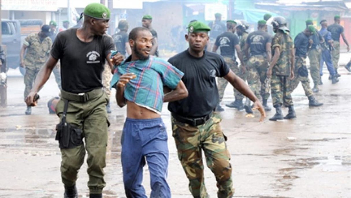 Un manifestant arrêté le 28 septembre 2009 à Conakry. © AFP/Seyllou