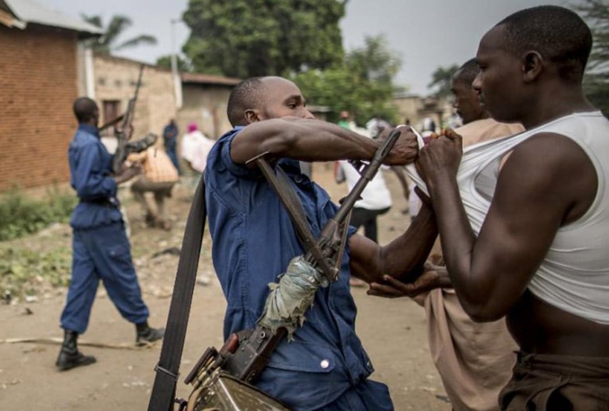 Tensions lors d’une fouille policière dans le quartier contestataire de Cibitoke, à Bujumbura. © AFP