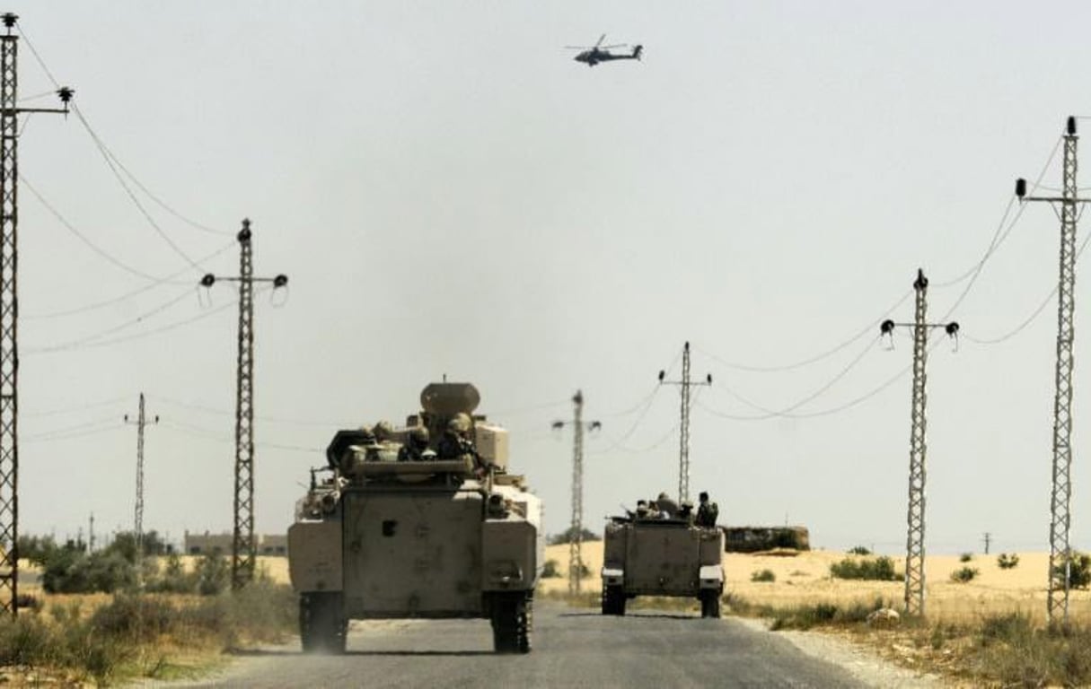 Des militaires égyptiens dans la désert du Sinaï, le 21 mai 2013. © AFP