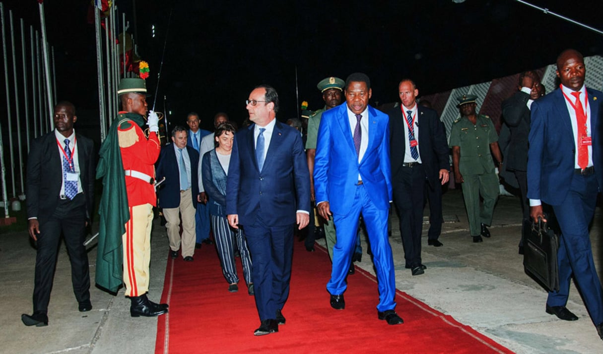 François Hollande accueilli par son homologue béninois Boni Yayi, vers minuit trente le 2 juillet. © Valentin Salako/AP/SIPA
