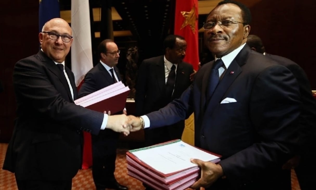 Les accords de financement ont été paraphés par Anne Paugam, directrice générale de l’AFD, Michel Sapin (g.), le ministre français des Finances, et Emmanuel Nganou Djoumessi (dr.), le ministre camerounais de l’Économie. © Présidence de la République française