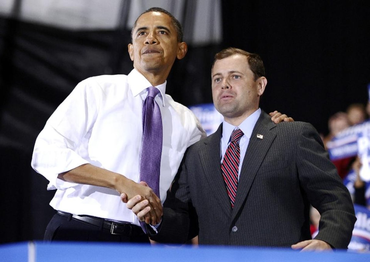Tom Perriello, aux côtés de Barack Obama, en octobre 2010. © Jewel Samad/AFP