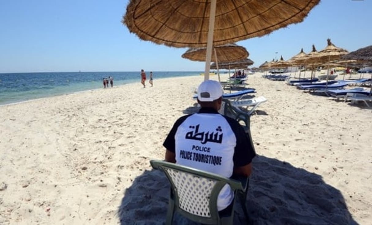 Un policier surveille la plage de Sousse, le 3 juillet 2015 © Fethi Belai/AFP