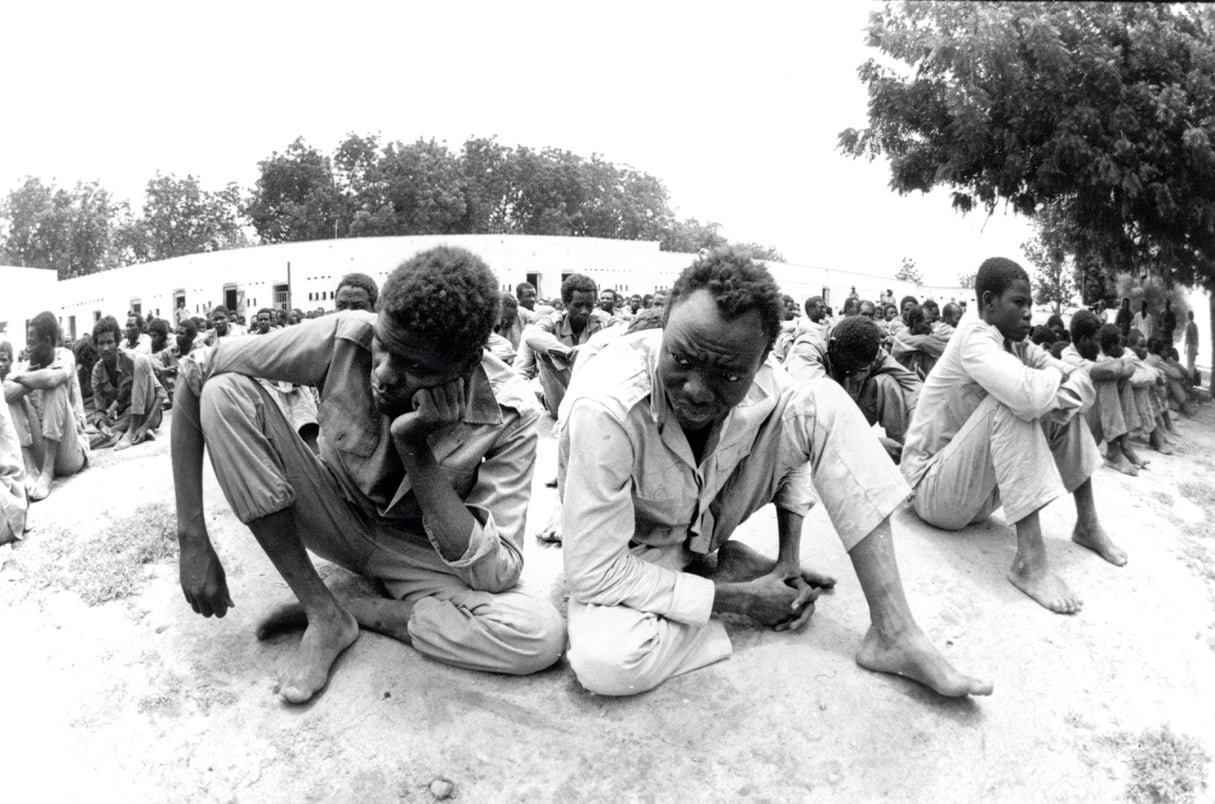 Prisonniers de guerre dans la cour de la maison d’arrêt de N’Djamena, 
en août 1983. © AFP