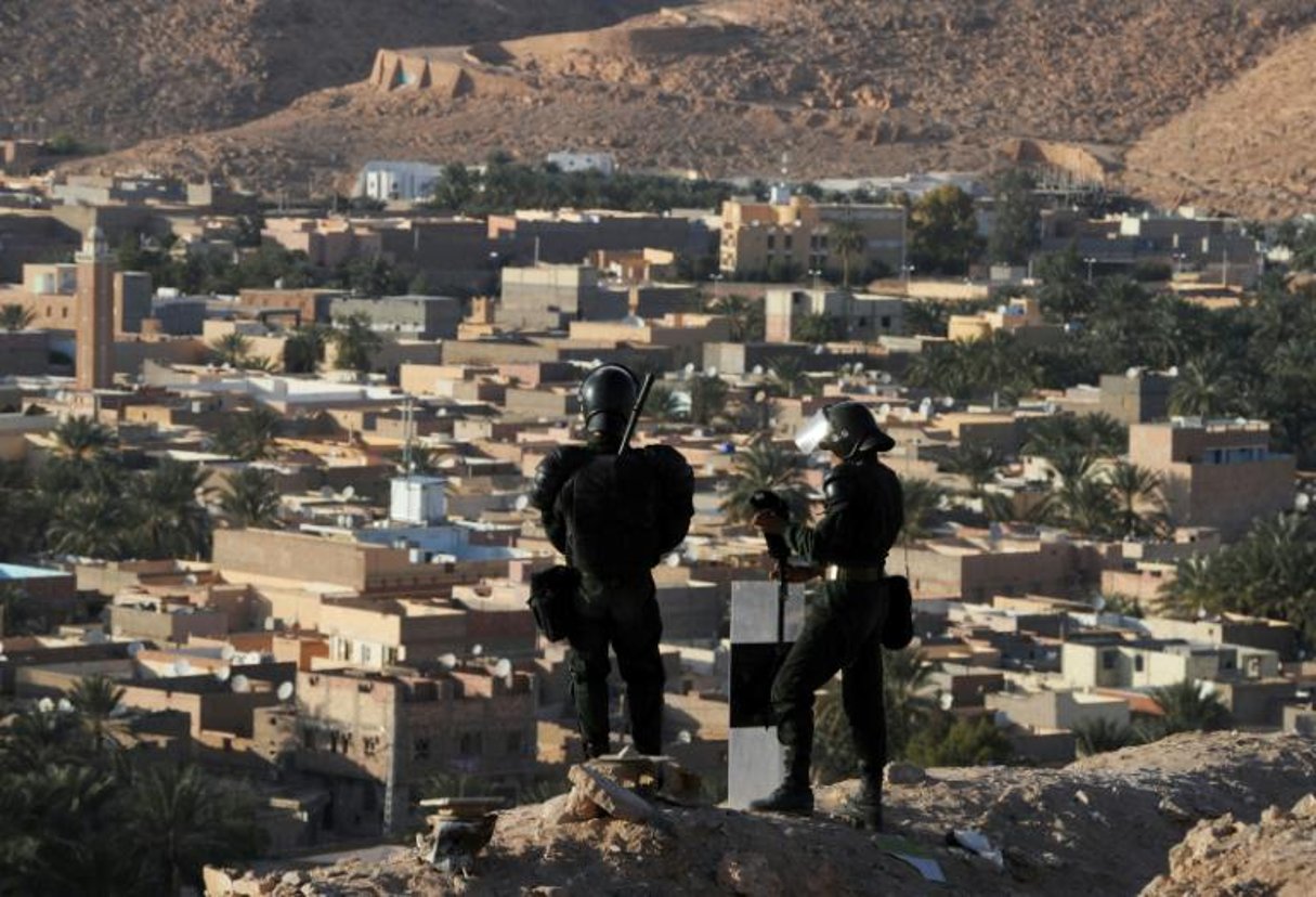 Des forces de sécurité algériennes au-dessus de la ville de Ghardaïa, le 18 mars 2014. © Farouk Batiche/AFP