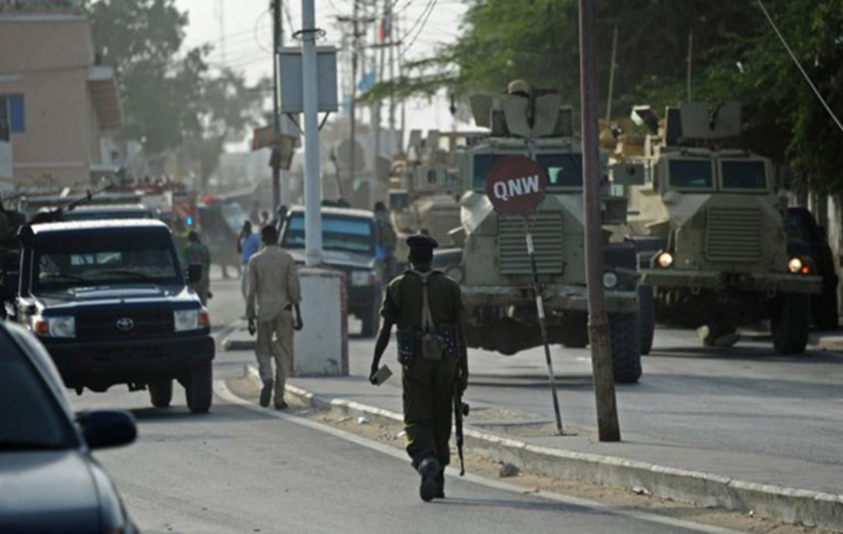 Des policiers à Mogadiscio après une attaque suicide, le 22 janvier 2015. © Mohamed Abdiwahab/AFP