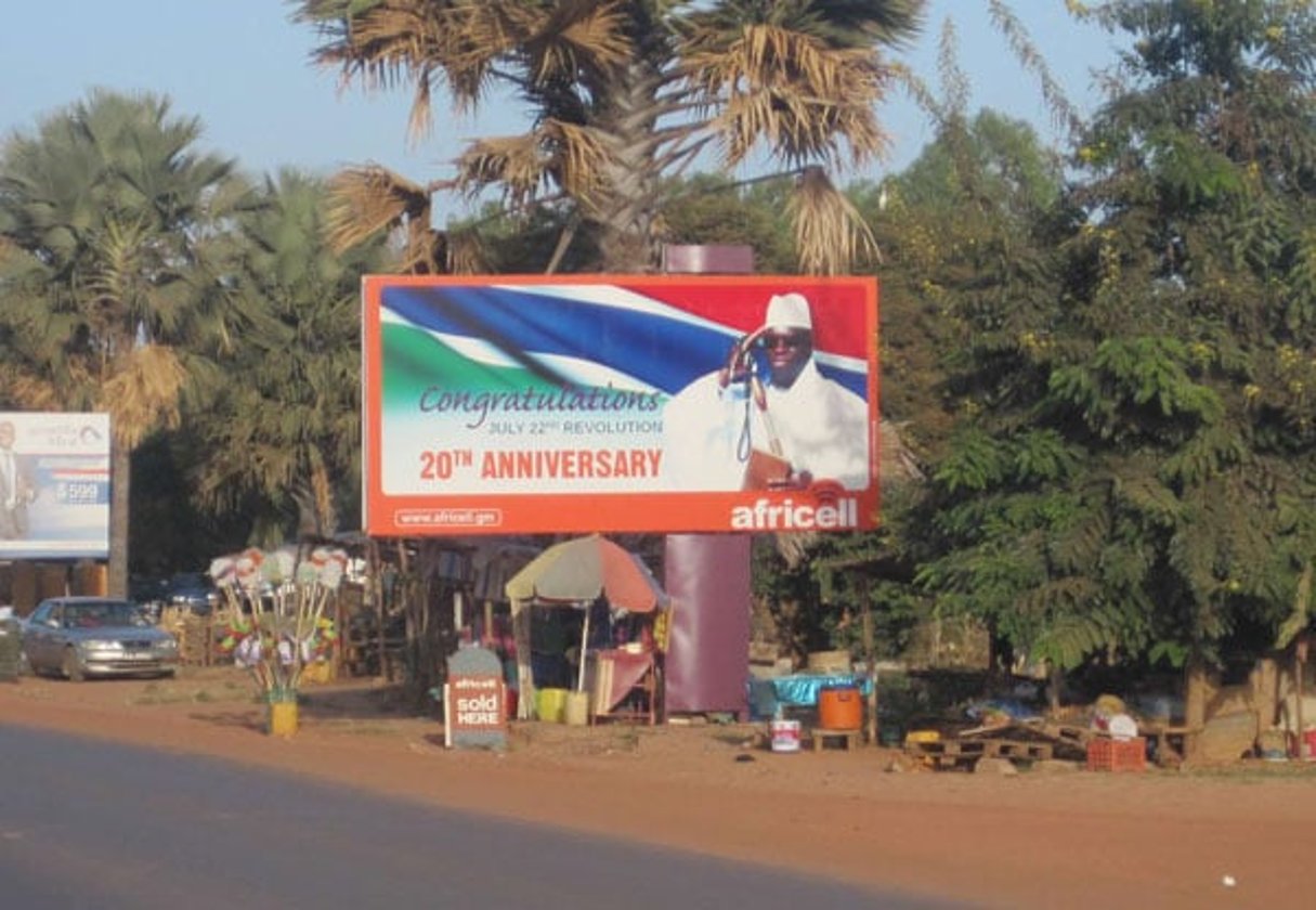 À Banjul, un panneau à la gloire du président  Yahya Jammeh, qui était au pouvoir depuis 1994. © AP Photo/AP/SIPA