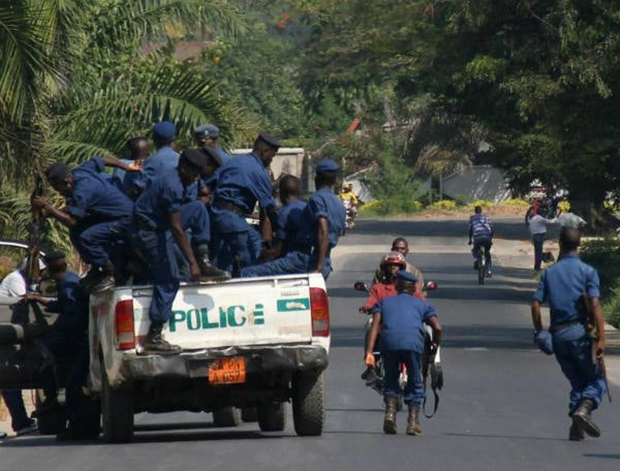 La police burundaise s’apprête à bloquer une route à Bujumbura, le 6 juillet 2015. © Landry Nshimiye/AFP