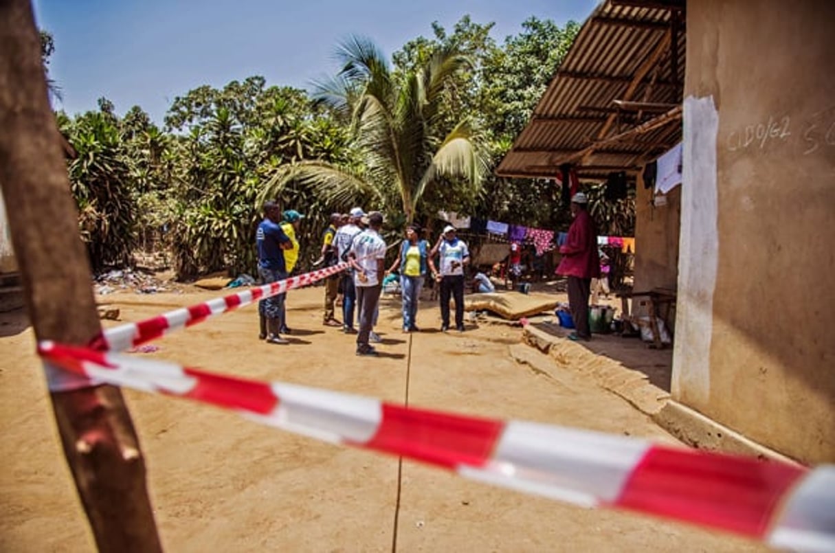 Maison mise en quarantaine à Freetown, le 28 mars 2015. © Michael Duff/AP/SIPA