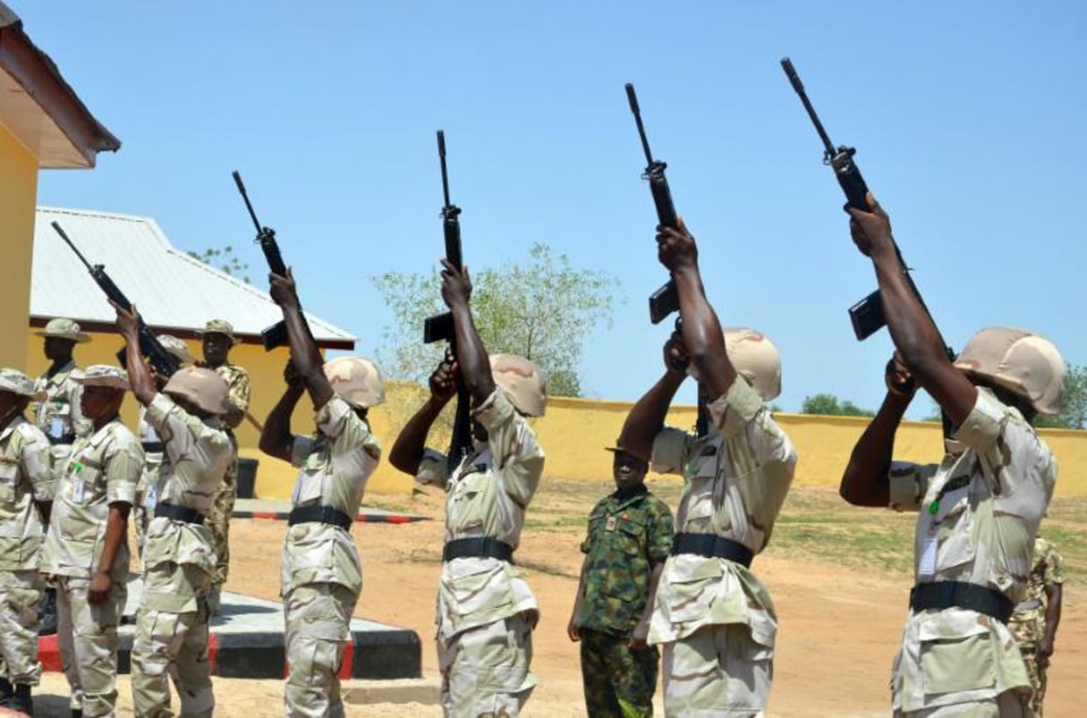 Des soldats nigerians lors d’une cérémonie à Maiduguri, le 6 juillet 2015. © Stringer/AFP