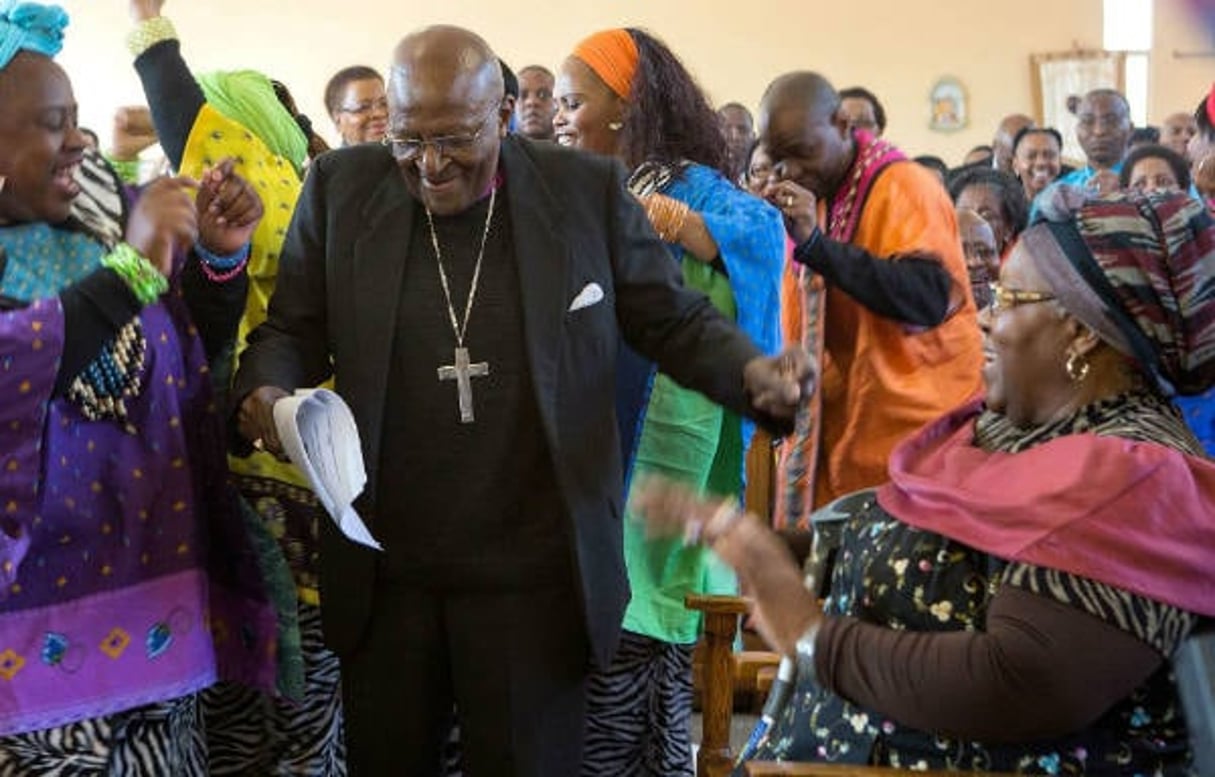 Desmond Tutu danse après avoir renouvelé ses vœux de mariage avec son épouse, le 4 juillet 2015. © AP/SIPA