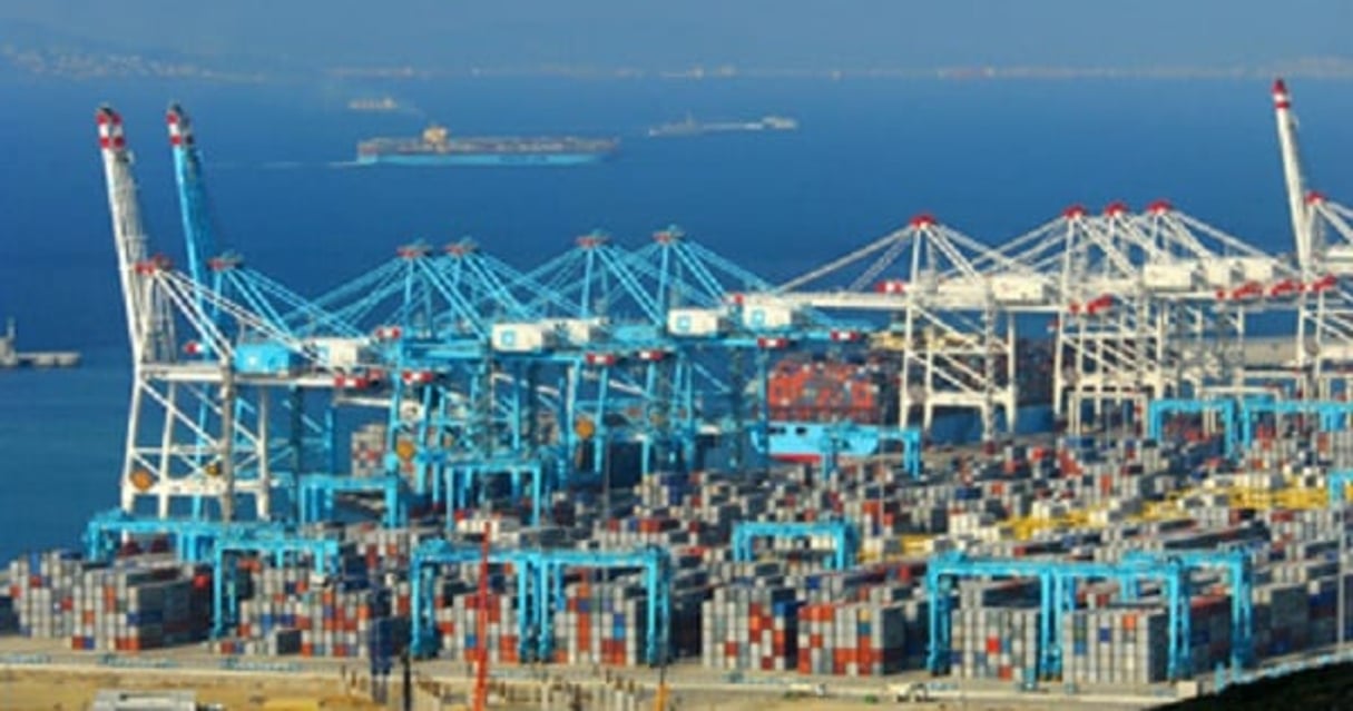 Vue d’un terminal du Port de Tanger Med. La facture des importations d’hydrocarbures au Maroc a chuté en 2015. © Wikimedia Commons