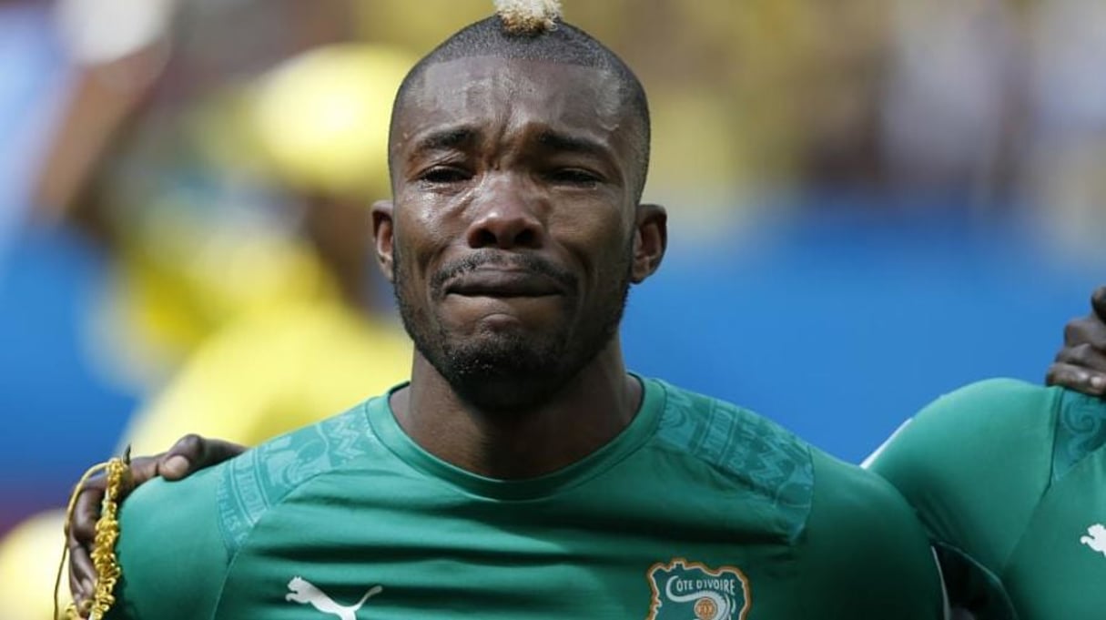 Le footballer ivoirien Geoffroy Serey Die en larmes pendant l’hymne national, avant la rencontre face à la Colombie, jeudi 19 juin 2014, à Brasilia . © Adrian Dennis / AFP