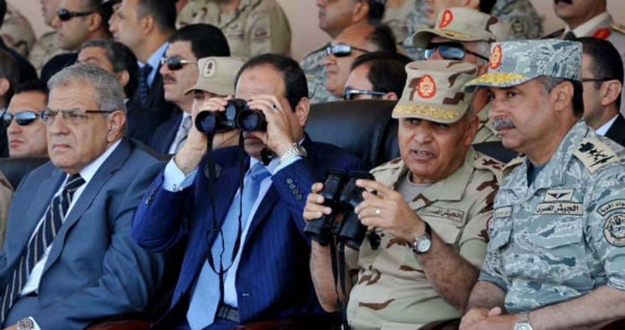 Le président Al-Sissi observant un exercice des forces de l’air, 2014. © Sherif Abd El Minoem/AP