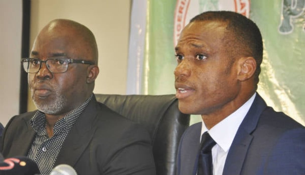 Sunday Oliseh (à droite) s’adresse à la presse lors de l’annonce de sa nomination en compagnie de Amaju Pinnick, le président de la Fédération du  football du Nigeria (à gauche). © Olamikan Gbemiga/AP/SIPA