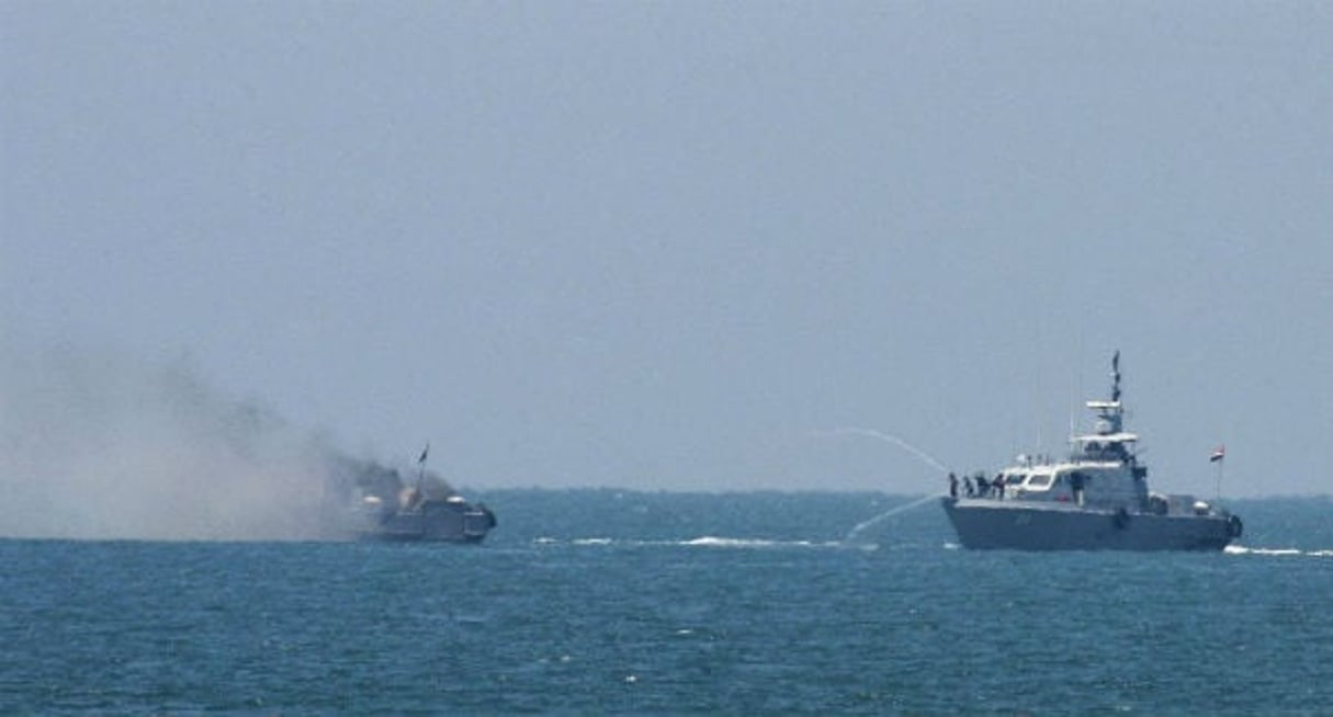 Un navire de l’armée égyptienne prend feu attaqué par des terroristes au large du Sinaï, le 16 juillet 2015. © Eyad Baba/AP/SIPA