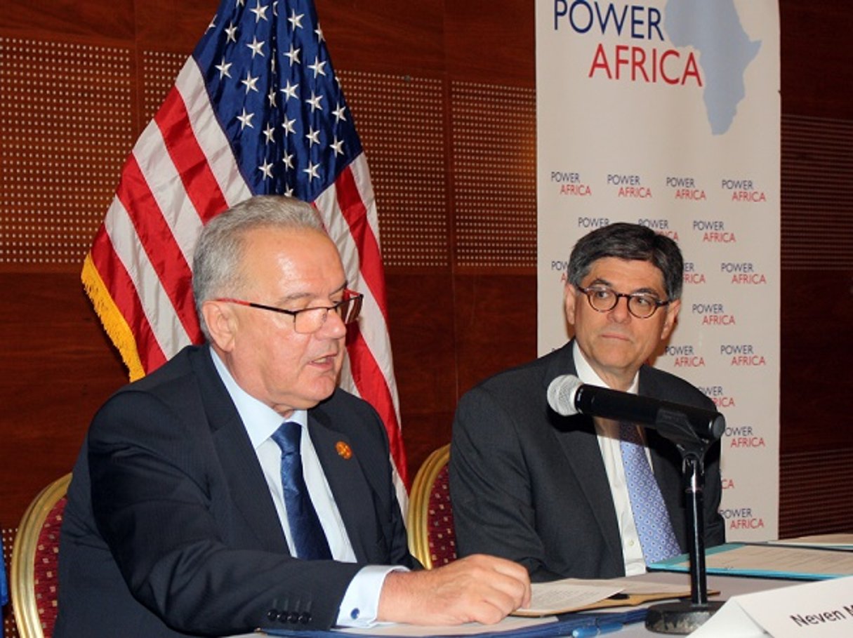 Neven Mimica (g) et Jacob Lew ont signé ce protocole en marge de la 3e Conférence sur le financement du développement, organisée à Addis Abeba du 13 au 16 juillet 2015. © Ethiopia.usembassy.gov/