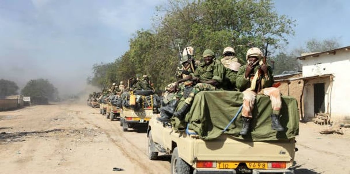 Des soldats de l’armée tchadienne à Gamboru, à la frontière nigériane. © Stéphane Yas/AFP