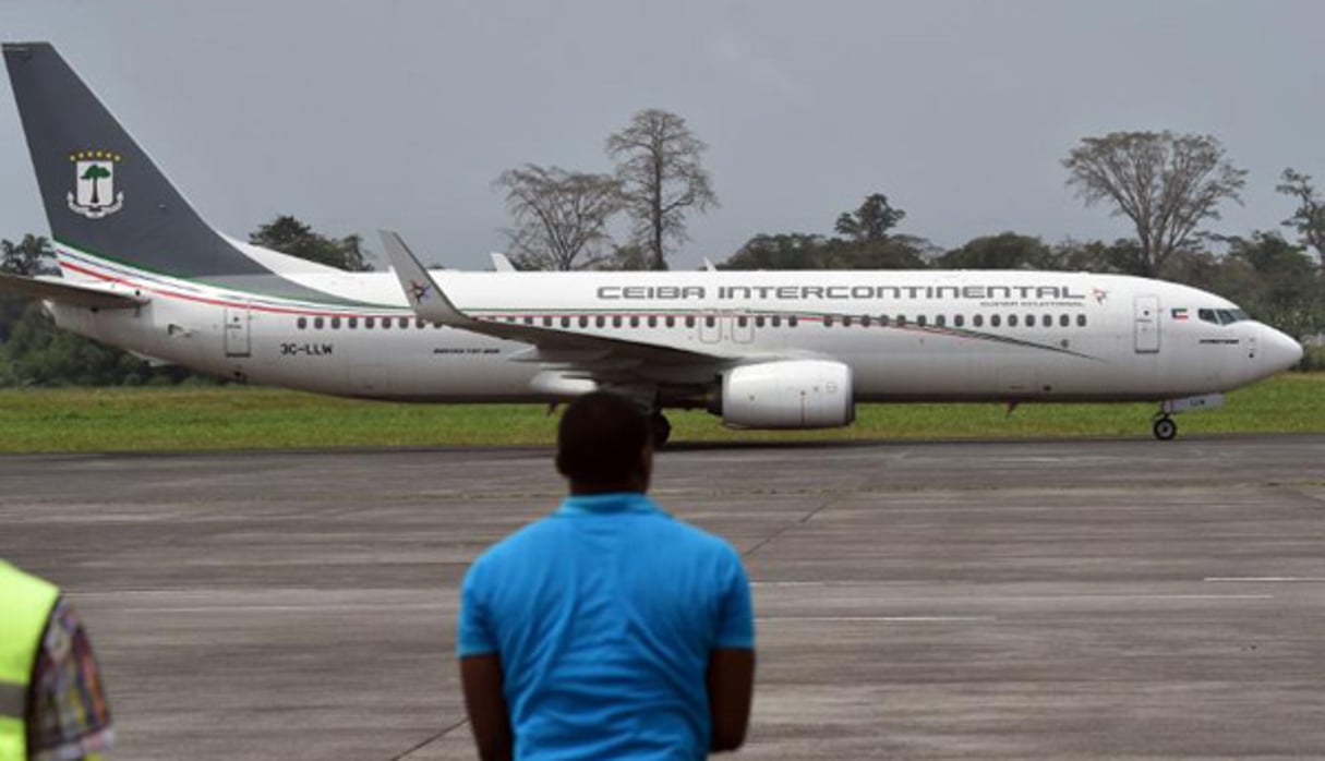 Un avion de la compagnie de Guinée équatoriale Ceiba Intercontinental, à Malabo, en février 2015. © Issouf Sanogo/AFP