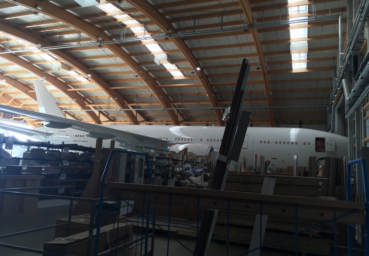 Le Boeing 777-200 de la Guinée équatoriale, le 10 juillet 2015, dans le hangar de la société suisse Amac à l'aéroport de Bâle-Mulhouse. &copy; DR