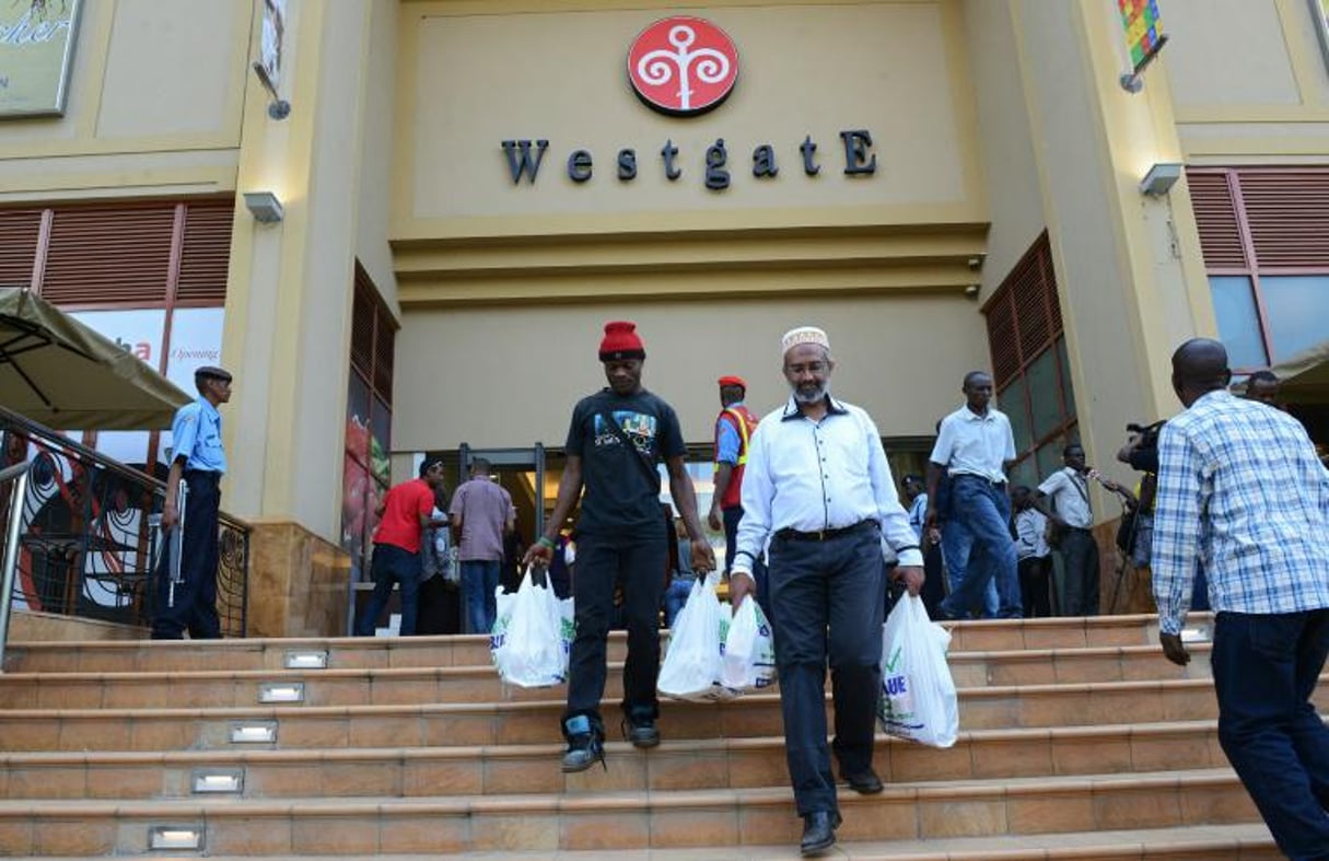 Des clients quittent le centre commercial Westgate, le 18 juillet 2015 à Nairobi. © Simon Maina/AFP