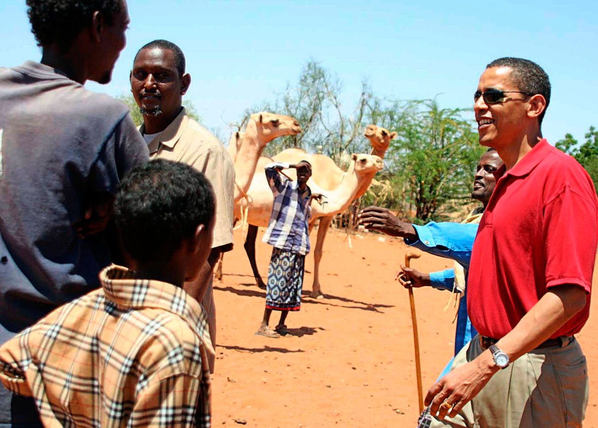 En 2006, celuiqui n'est encore que le sénateur Obama se rend dans le nord-est du Kenya, ravagé par la sécheresse. &copy; AFP