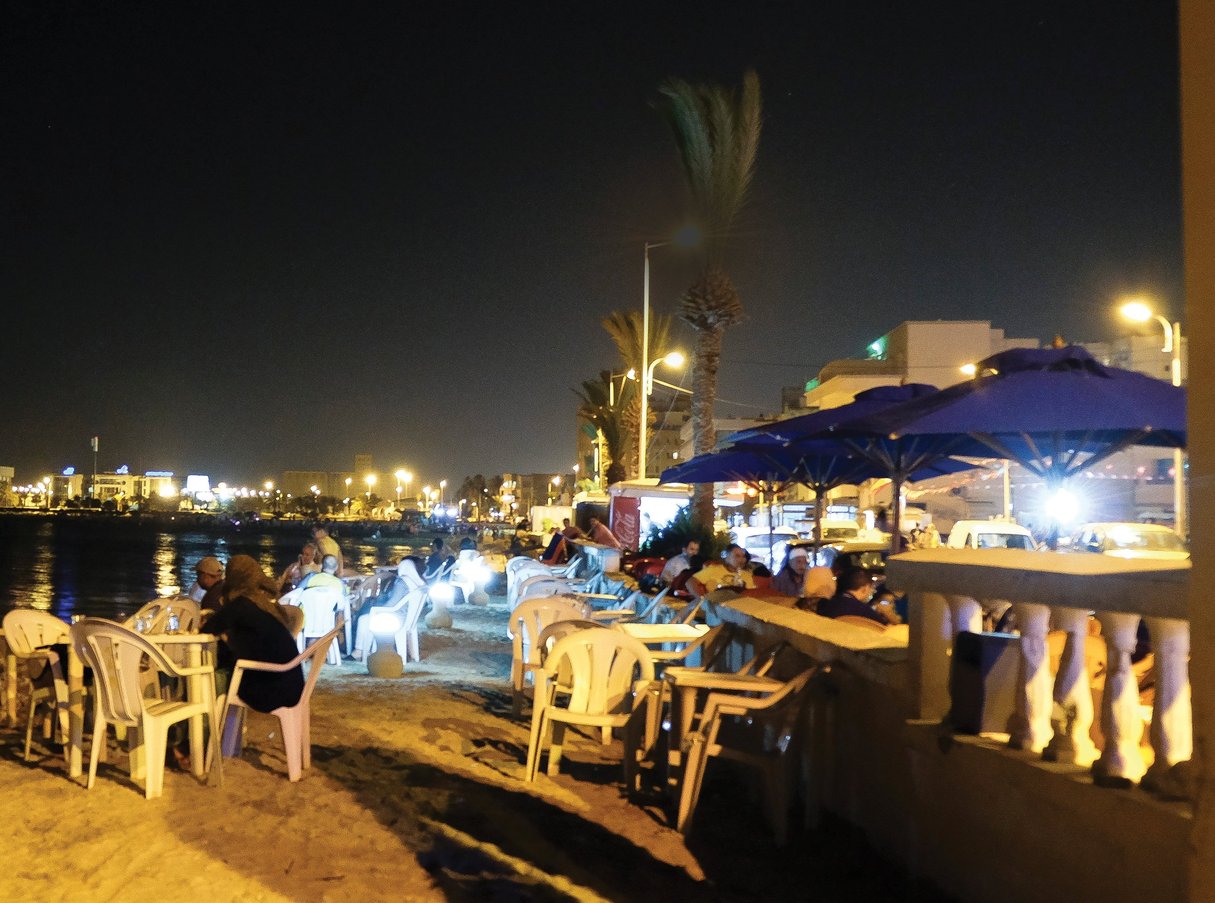 Terrasse de café à La Goulette, dans la banlieue nord de Tunis, le 10 juillet. © SOPHIA BARAKET POUR J.A.