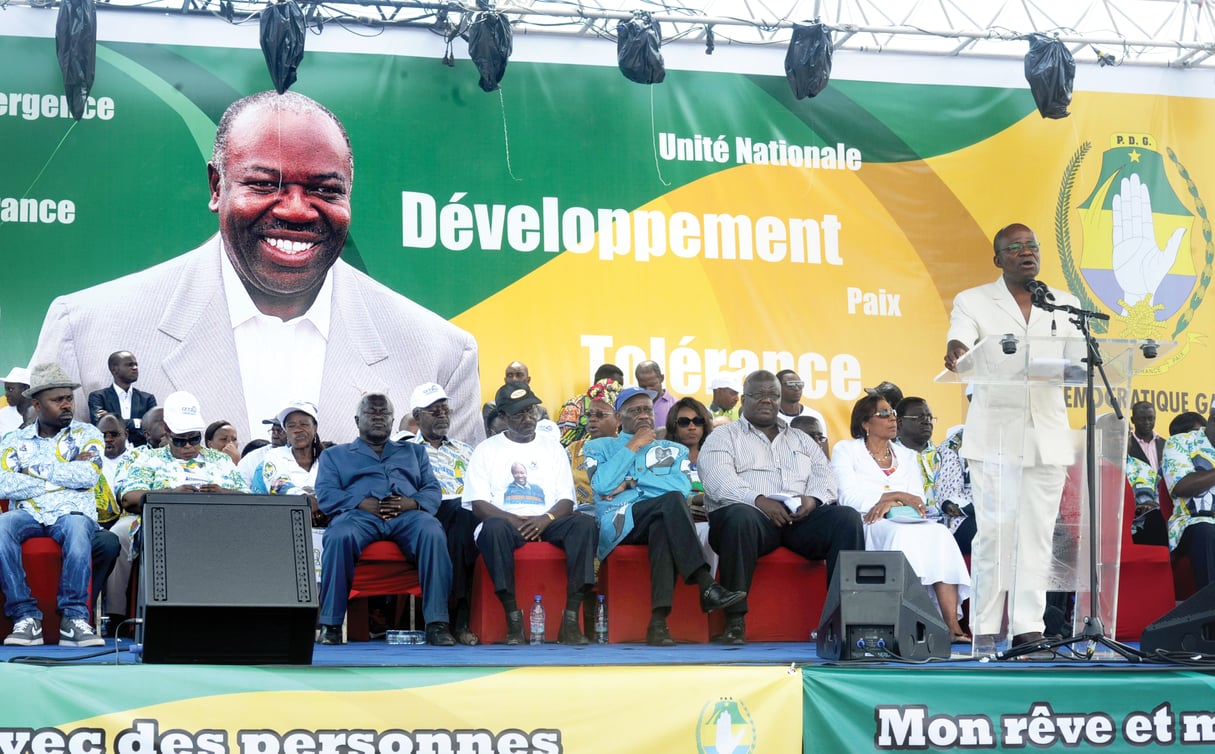 Meeting du Parti démocratique gabonais, en septembre 2012. Depuis, les inimitiés entre caciques n’ont cessé de croître. À la tribune, le secrétaire général du PDG, Faustin Boukoubi. © STEVE JORDAN/AFP