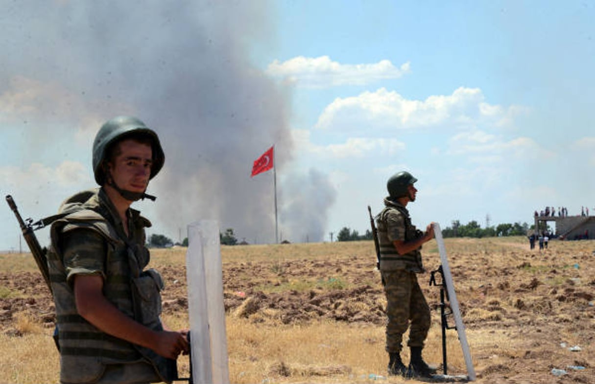 Des soldats turcs montent la garde à Suruç en Turquie, le 26 juin 2015. © AP/SIPA
