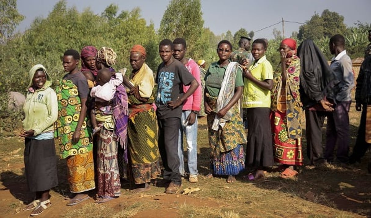 Des électeurs burundais font la queue pour voter à Ngozi mardi 21 juillet 2015. © Berthier Mugiraneza/AP/SIPA