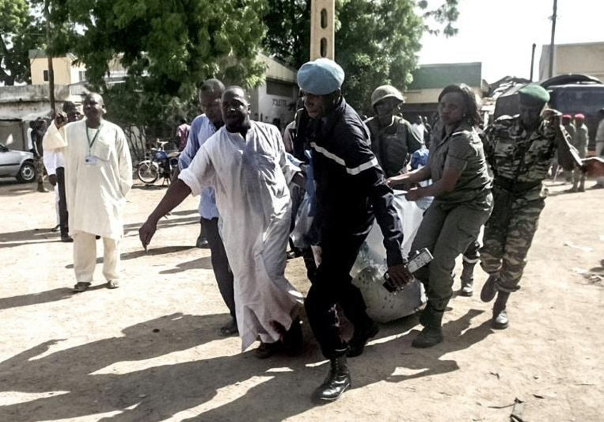 Des forces de sécurité évacuent un corps après un attentat-suicide à Maroua, la capitale de l’Extrême-nord du Cameroun, le 22 juillet 2015. © AFP
