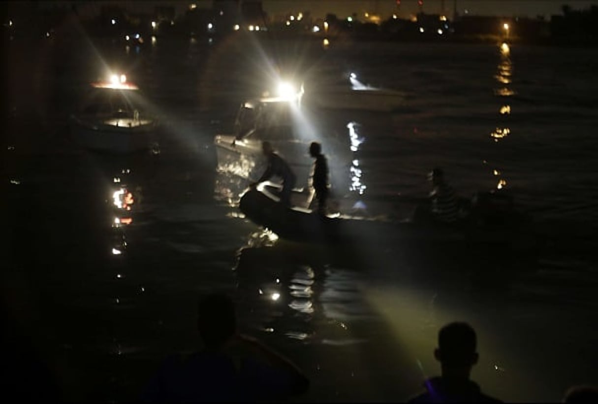 Le 23 juillet 2015, des sauveteurs égyptiens recherchent des victimes du naufrage  sur le Nil. © Amr Nabil/AP/SIPA
