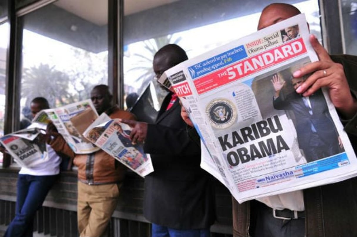 Des kényans lisent des journaux locaux qui parlent de la visite de Barack Obama dans le pays, le 24 juillet 2015 à Nairobi. © Simon Maina/AFP