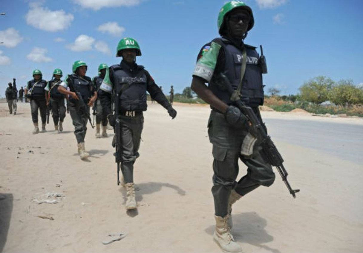 Des soldats de la force de l’Union africaine en Somalie patrouillent à Mogadiscio, le 12 avril 2015. © Mohamed Abdiwahab/AFP