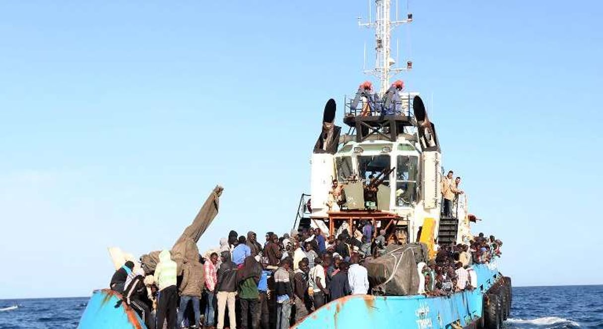 Un navire des gardes-côtes libyens transportant des migrants en mai 2015. © AFP