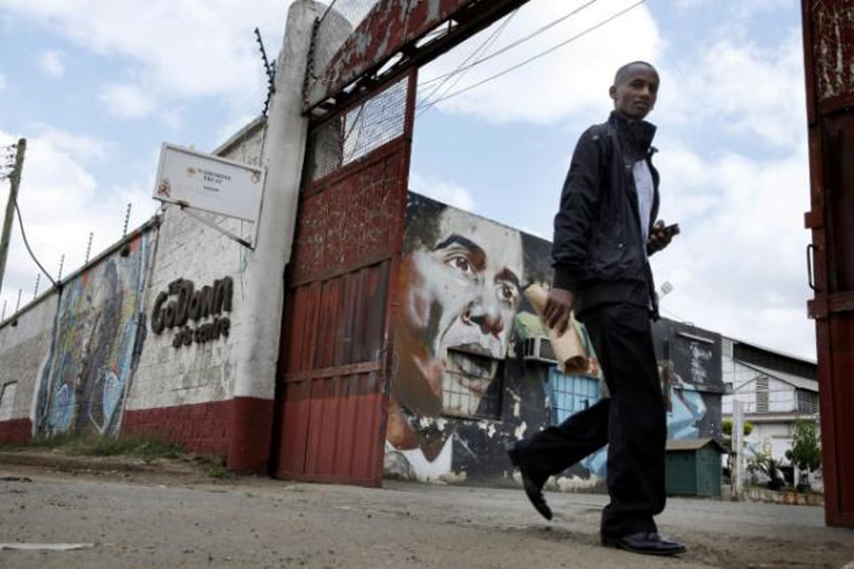 Un homme passe le 15 juillet 2015 devant un mural représentant  Barack Obama. © AFP